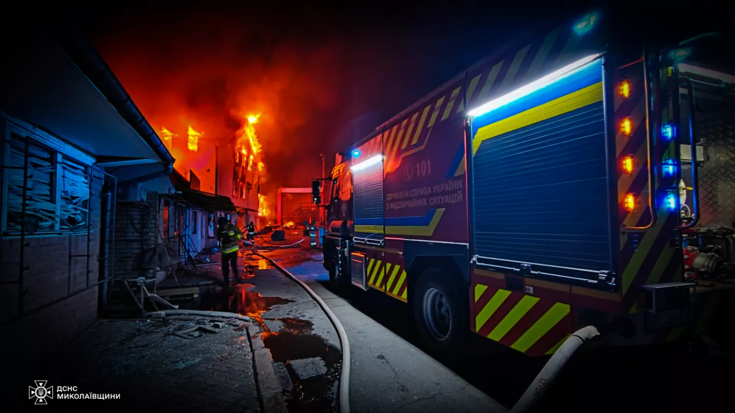 Consequences of the flight to Mykolaiv on October 15, photo: State Emergency Service of the Mykolaiv region