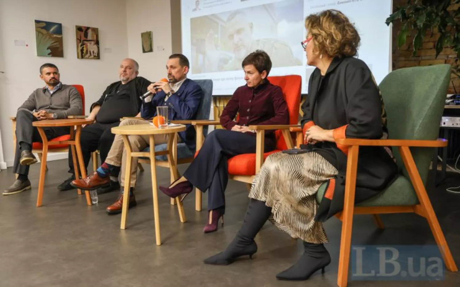 Participants of the discussion: Ihor Liski, Maksym Golenko, Mykola Tochytskyi, Olena Kovalska, Natalia Kryvda. Photo: Oleksandr Ratushniak