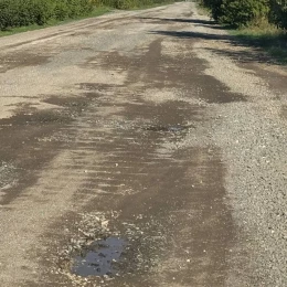 Так сьогодні виглядає ділянка дороги Т15-07 при вʼїзді у село Куцуруб. Фото: Олександра Матієнко