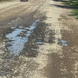 Так сьогодні виглядає ділянка дороги Т15-07 при вʼїзді у село Куцуруб. Фото: Олександра Матієнко