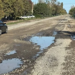 Так сьогодні виглядає ділянка дороги Т15-07 при вʼїзді у село Куцуруб. Фото: Олександра Матієнко