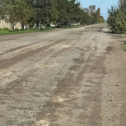 Potholes were covered with white stone. Photo: Oleksandra Matienko