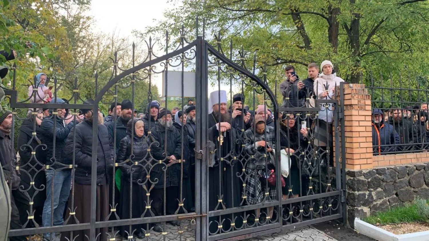 Віряни УПЦ МП біля Свято-Михайлівського храму в Черкасах, фото: Суспільне Черкаси/Марія Гаврилян