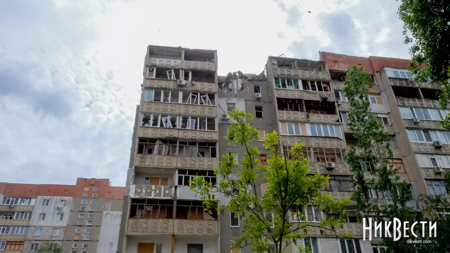 The damaged entrance to the house on Krylov Street in Mykolaiv, photo: «NikVesti"