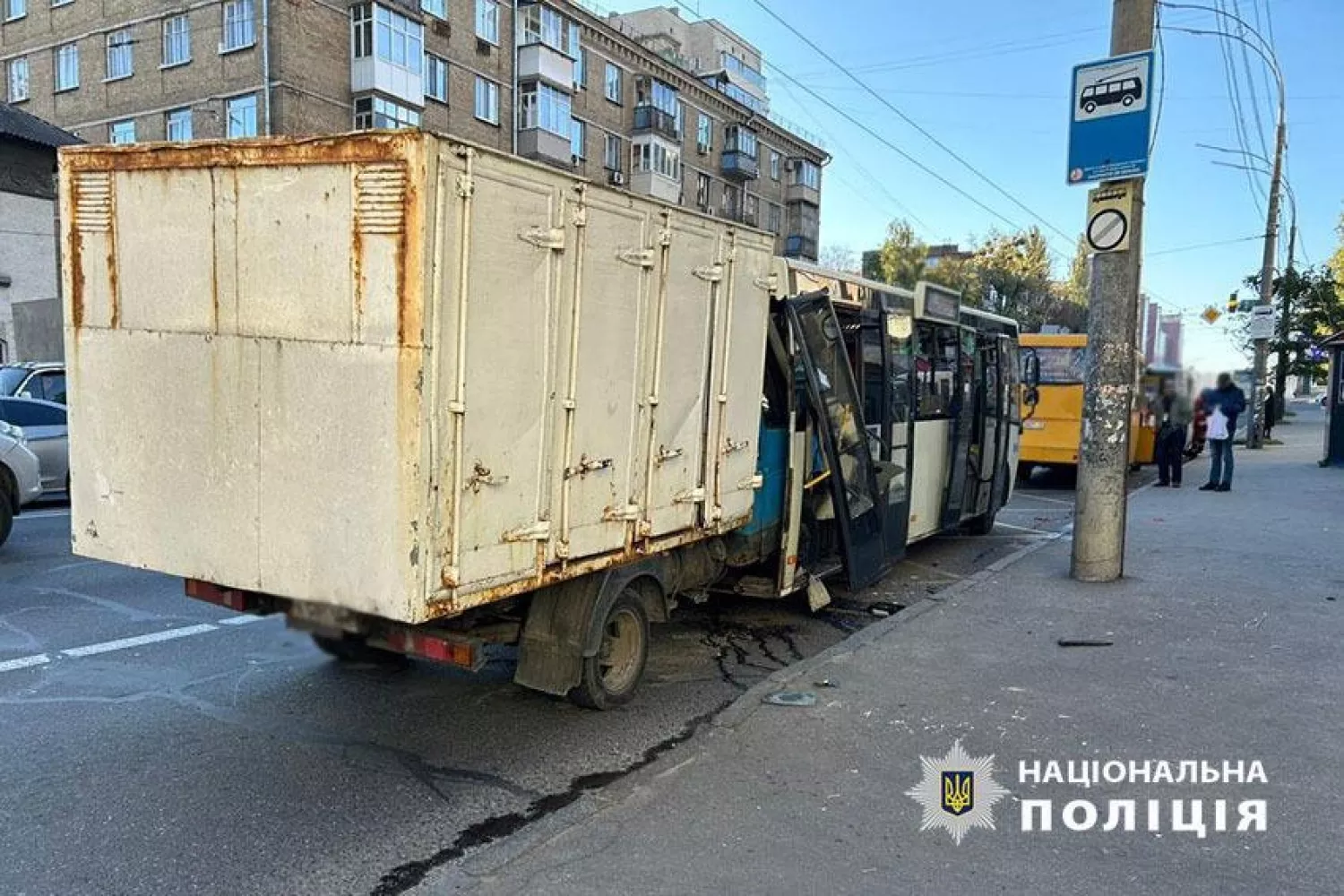 ДТП в Києві: вантажівка врізалася в маршрутку, фото: Нацполіція