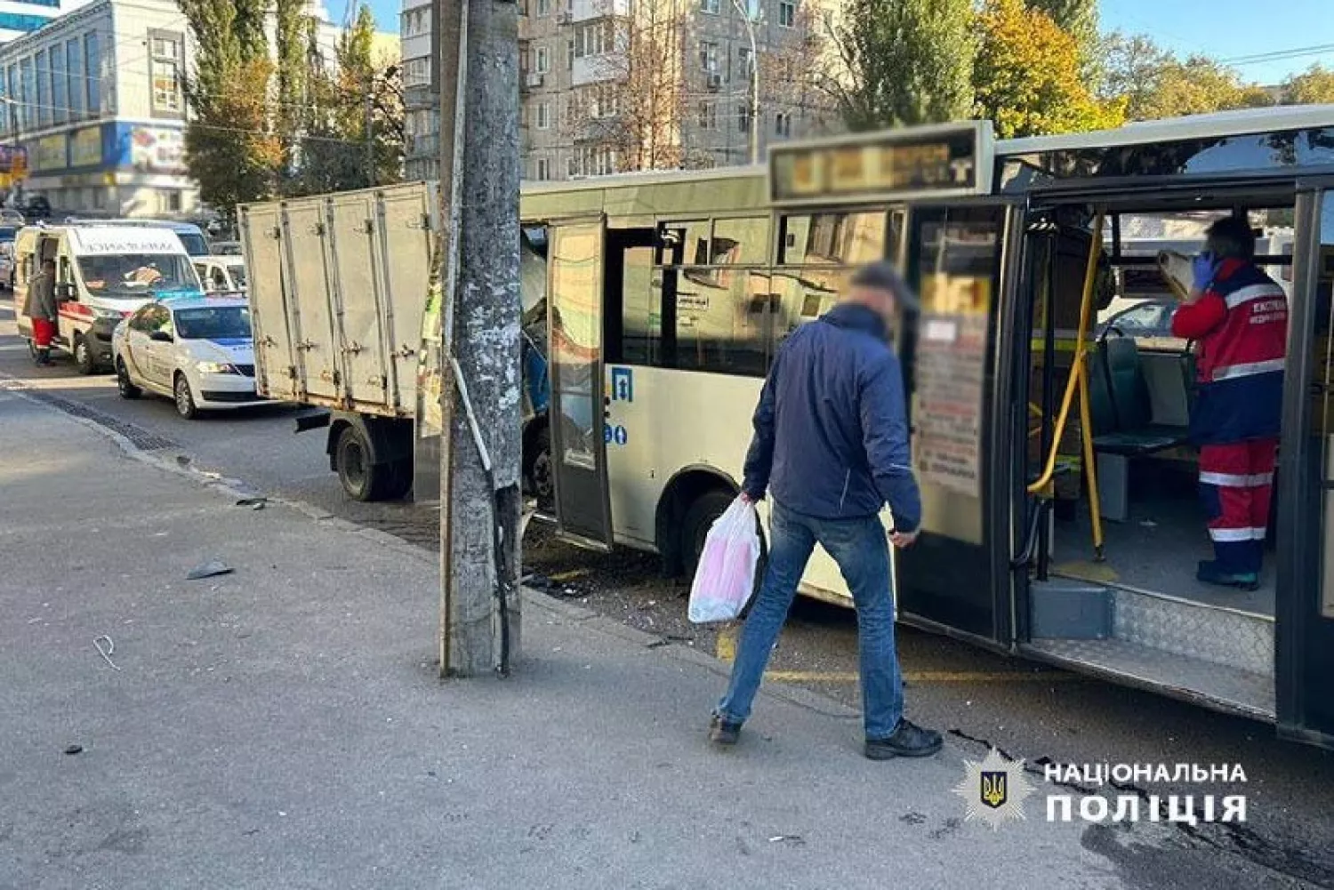 ДТП в Києві: вантажівка врізалася в маршрутку, фото: Нацполіція