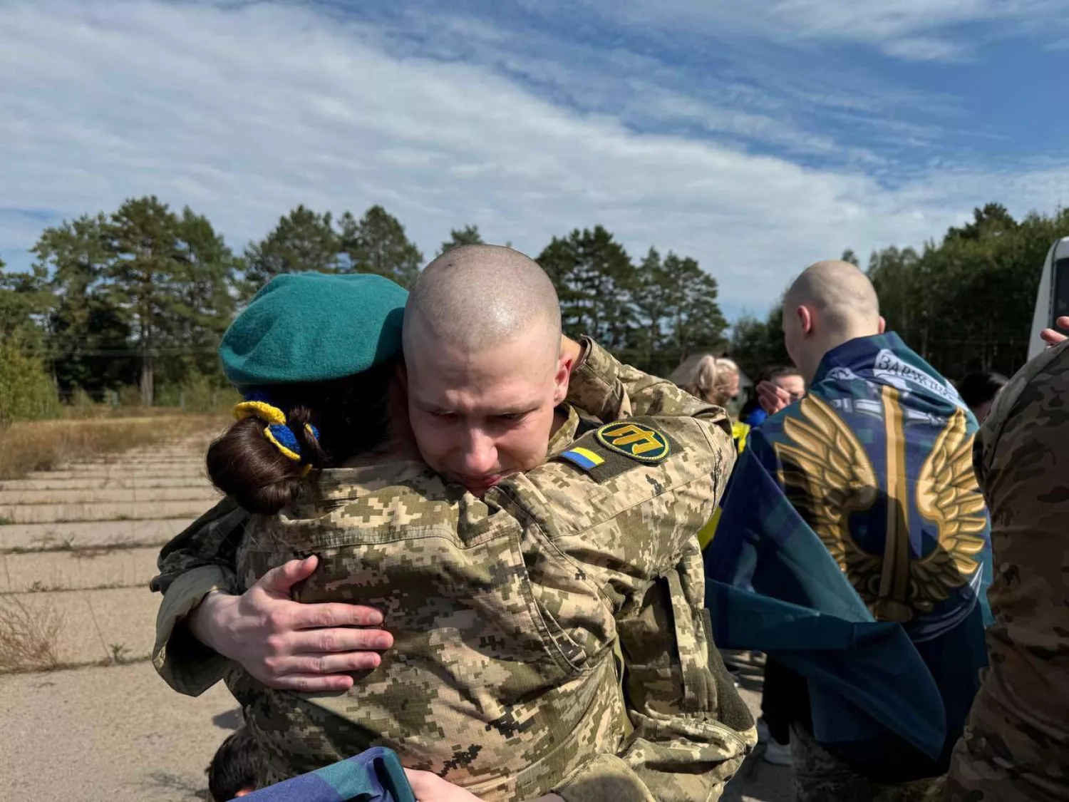 Returning prisoners home. Photo: Official channel of the President of Ukraine — Volodymyr Zelenskyi