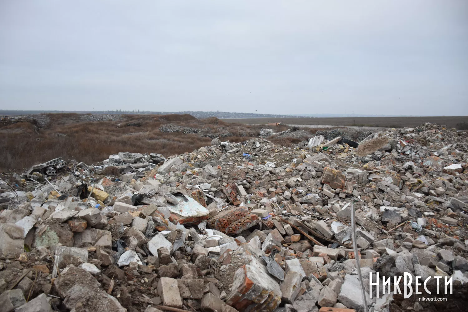 Місце зберігання відходів руйнації на міському полігоні Миколаєва. Фото: «НикВести»