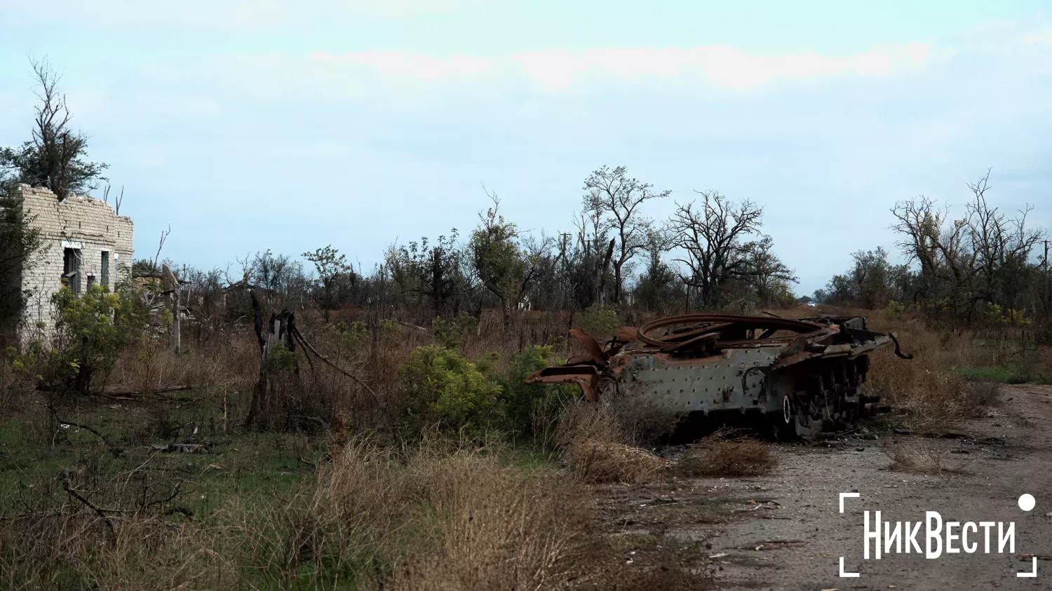 A burned-out Russian tank still stands in the center of the devastated village. Photo «NikVesti"