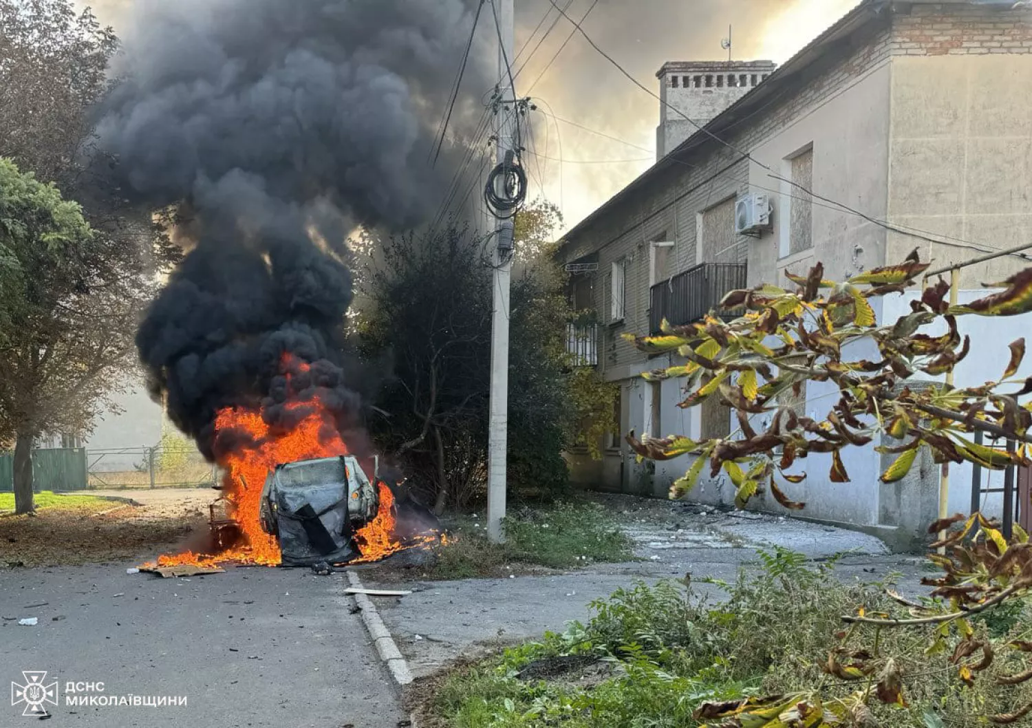 В Очакові внаслідок артилерійського обстрілу загорівся автомобіль. Фото: ДСНС Миколаївщини