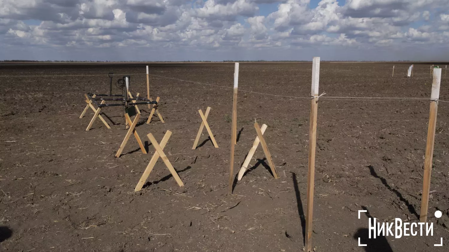 Sappers of «Ukrainian demining services» work in the Shevchenivska community. Photo: «NikVesti"