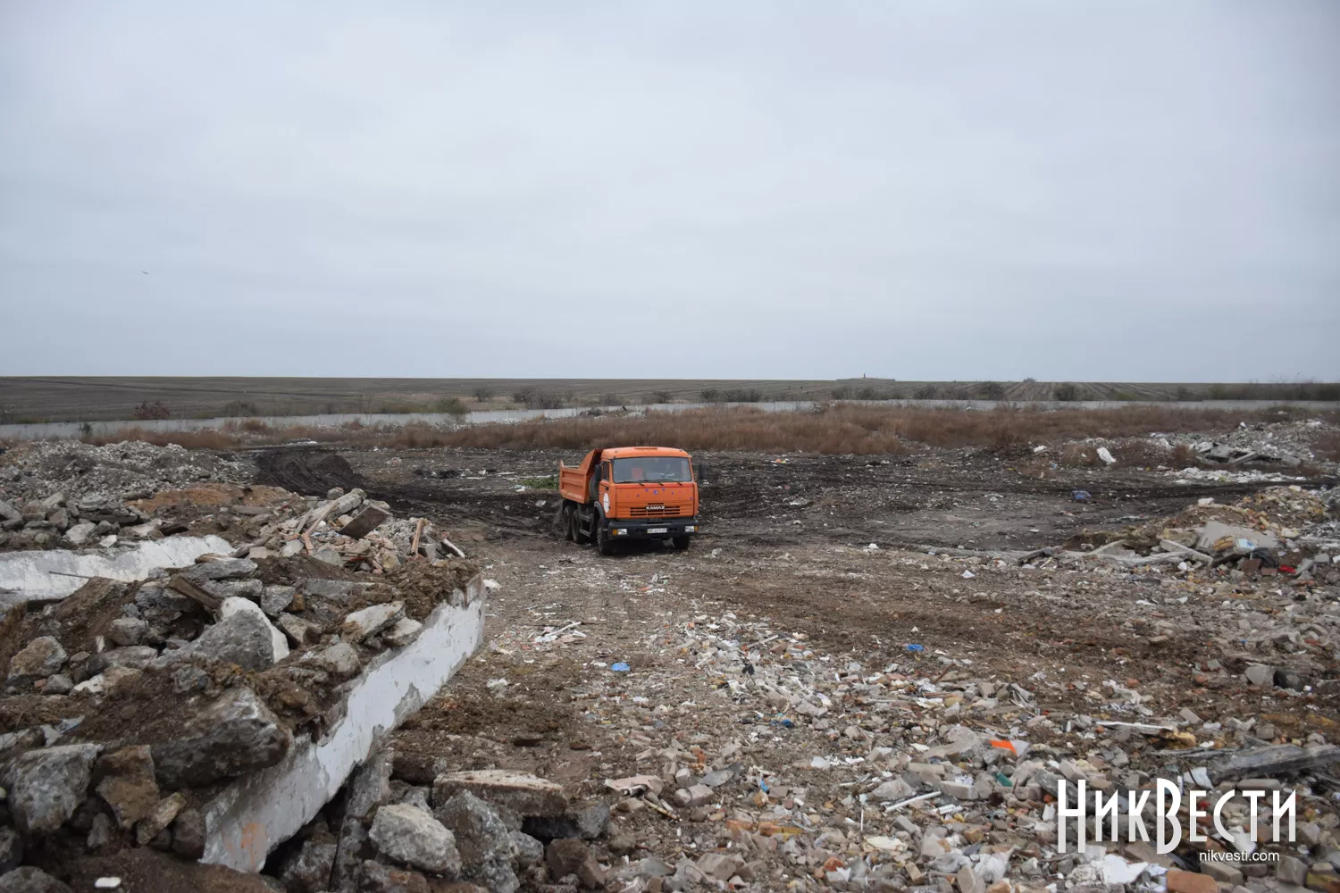 Demolition waste that is stored at the municipal landfill. Archive photo «NikVesti"