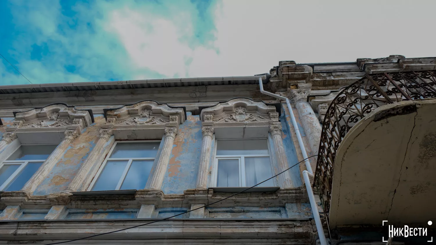 The facade of the historic building of the Mykolaiv College of Music, October 2024, photo «NikVesti"