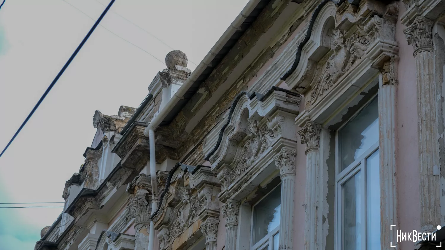 The facade of the historic building of the Mykolaiv College of Music, October 2024, photo «NikVesti"