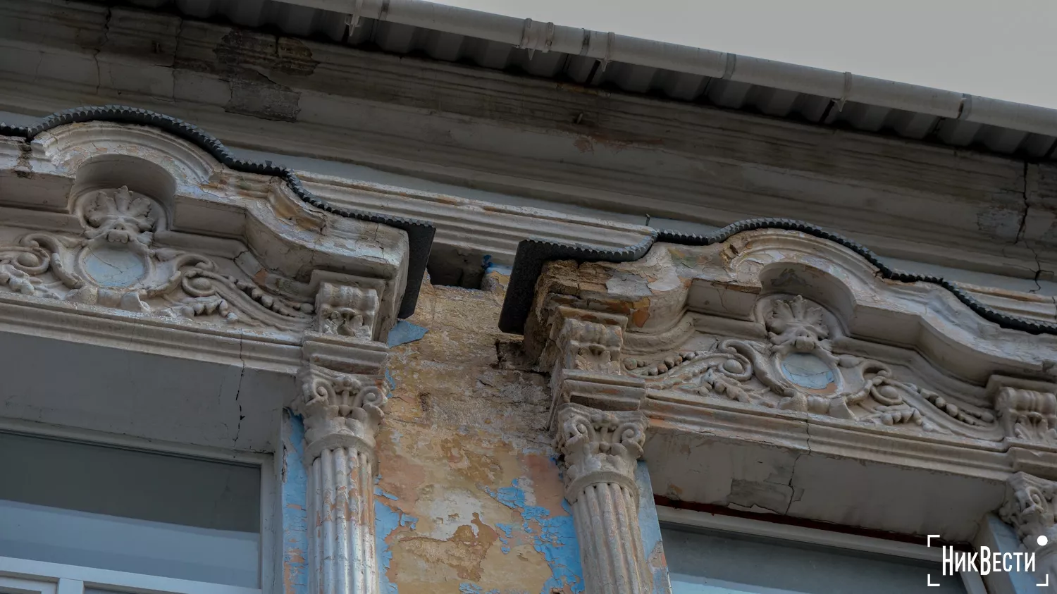 The facade of the historic building of the Mykolaiv College of Music, October 2024, photo «NikVesti"