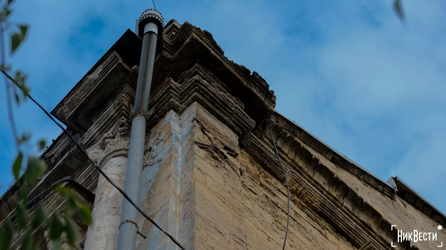 The facade of the historic building of the Mykolaiv College of Music, October 2024, photo «NikVesti"