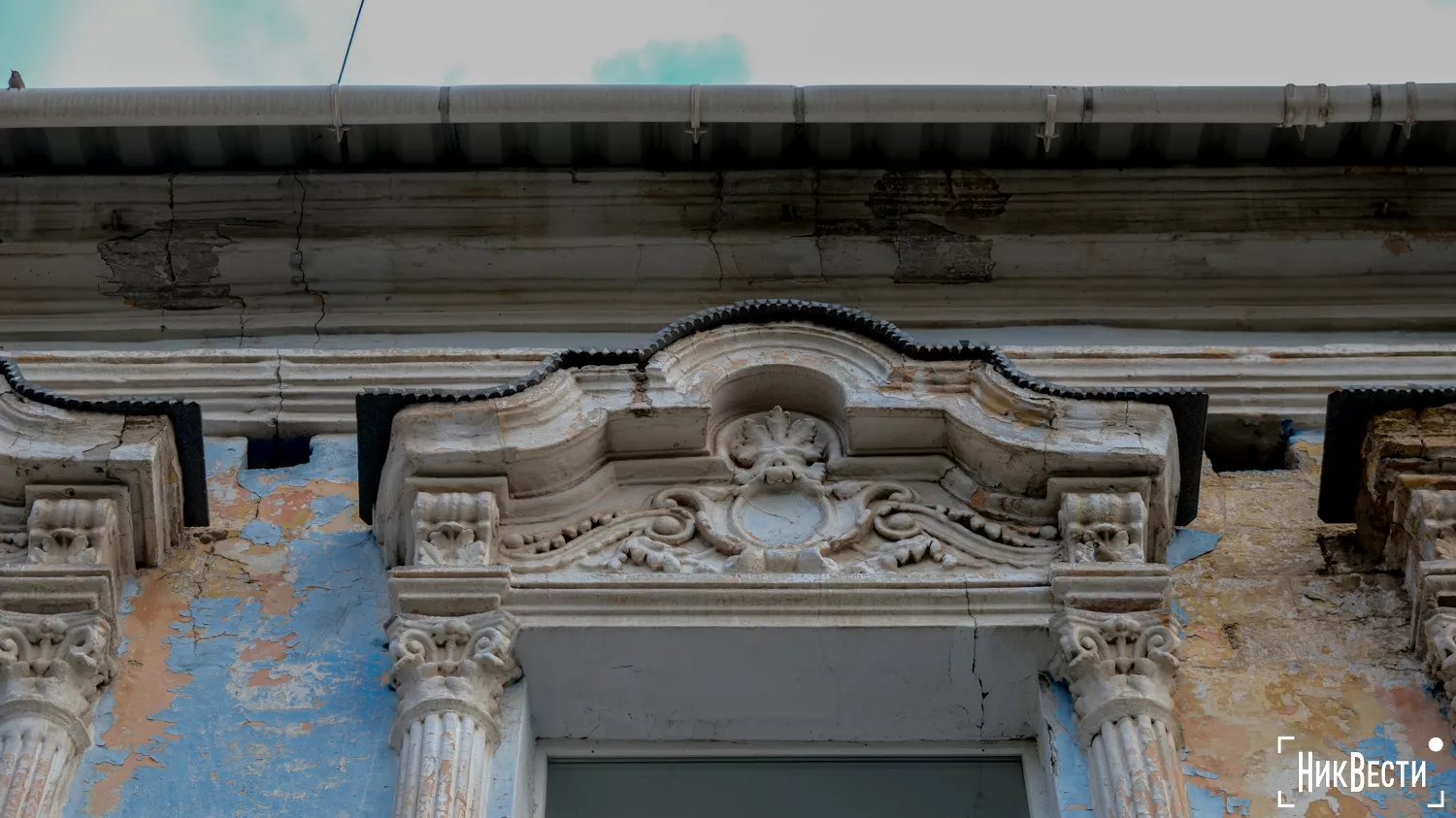 The facade of the historic building of the Mykolaiv College of Music, October 2024, photo «NikVesti"