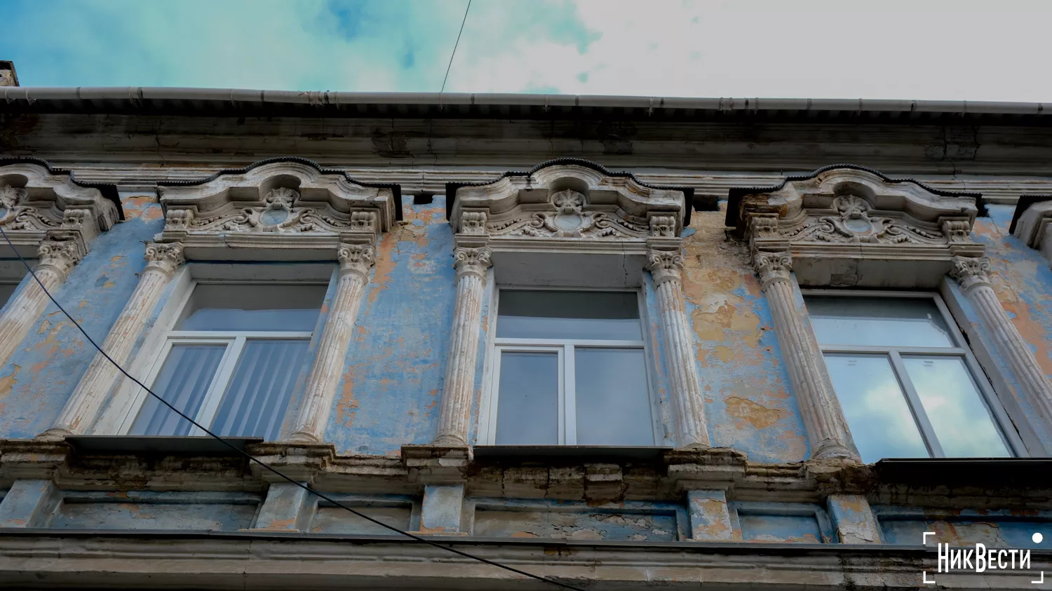 The facade of the historic building of the Mykolaiv College of Music, October 2024, photo «NikVesti"