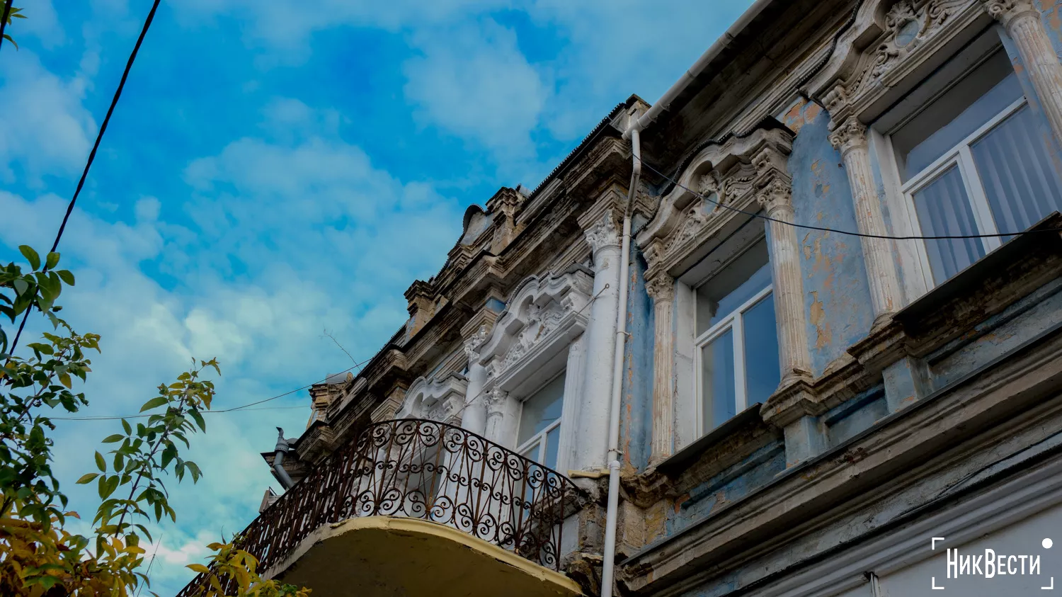 The facade of the historic building of the Mykolaiv College of Music, October 2024, photo «NikVesti"