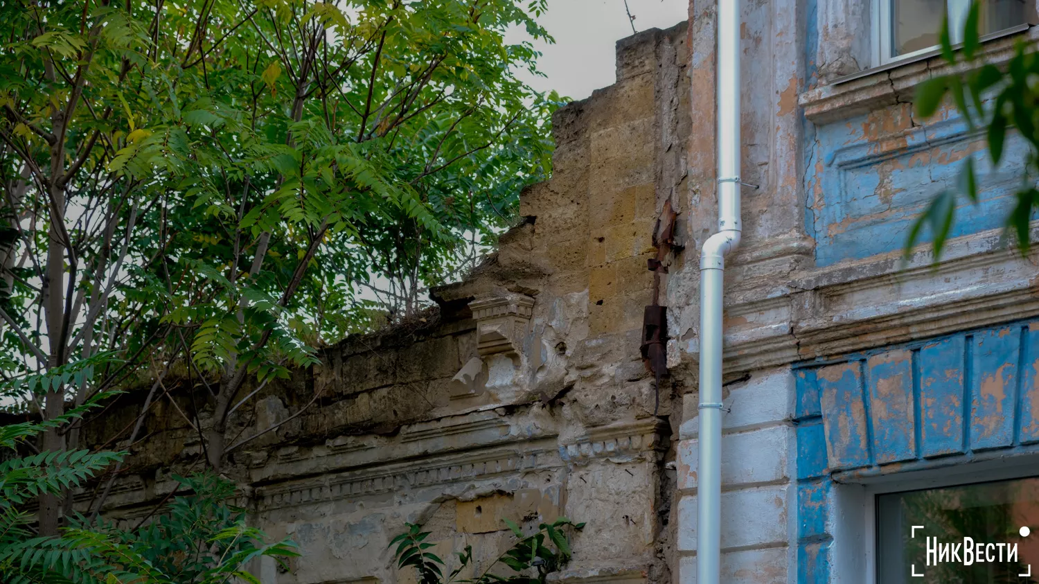 The third building of the College of Music College, which is gradually disappearing in the very center of Mykolaiv, October 2024, photo «NikVesti"