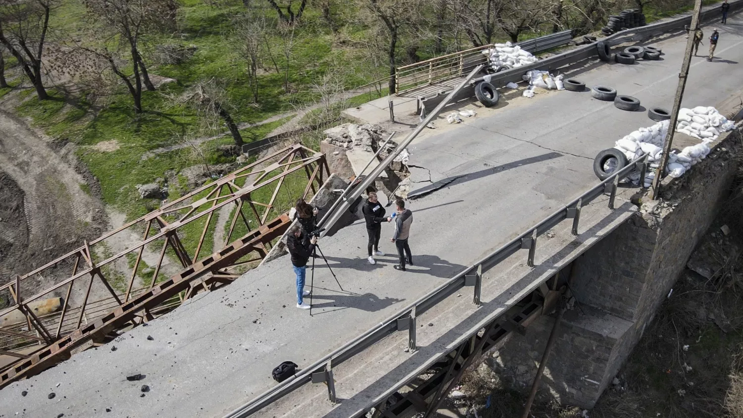 Зруйнований міст. Знімальна група МикВісті працює у Вознесенську, квітень 2022 року