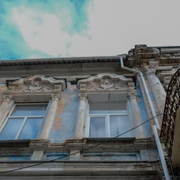 The facade of the historical building of the Mykolaiv College of Music, October 2024, photo «NikVesti"