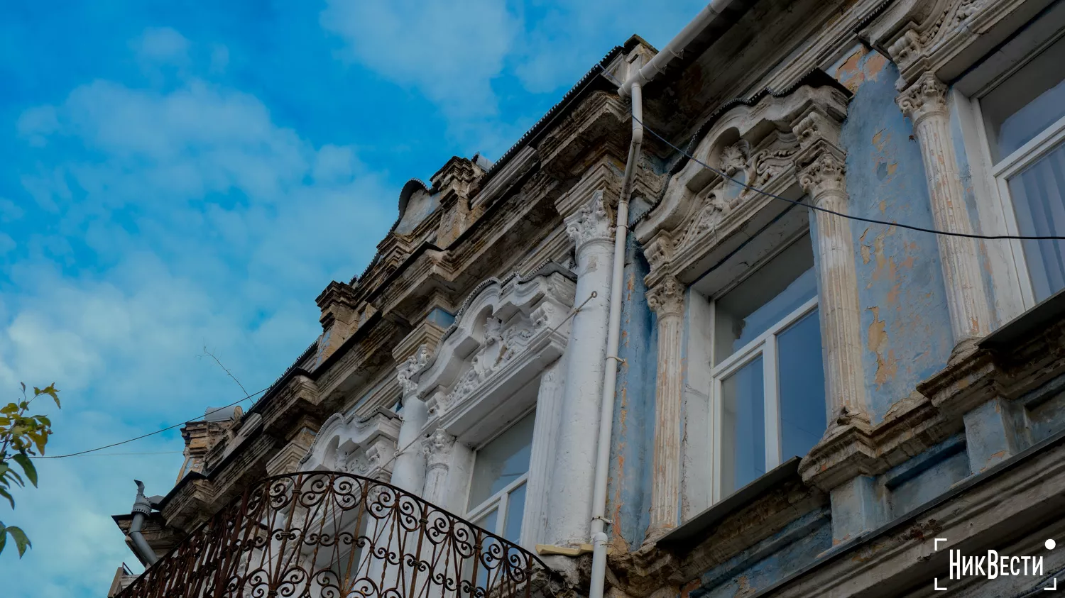 The facade of the historic building of the Mykolaiv College of Music, October 2024, photo «NikVesti"