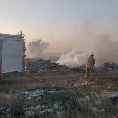 Пожар на мусорной свалке в пгт Первомайское, фото опубликовала Первомайская поселковая военная администрация.