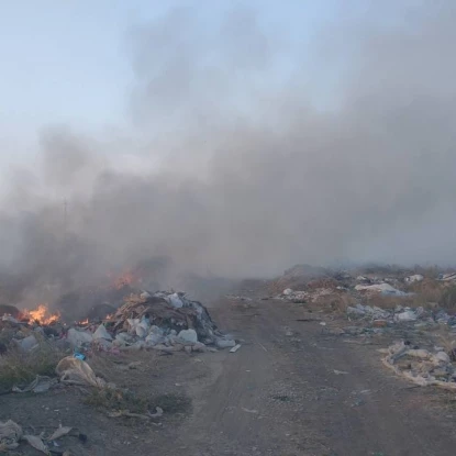 Пожежа на сміттєзвалищі у смт Первомайське, фото опублікувала Первомайска селищна військова адміністрація