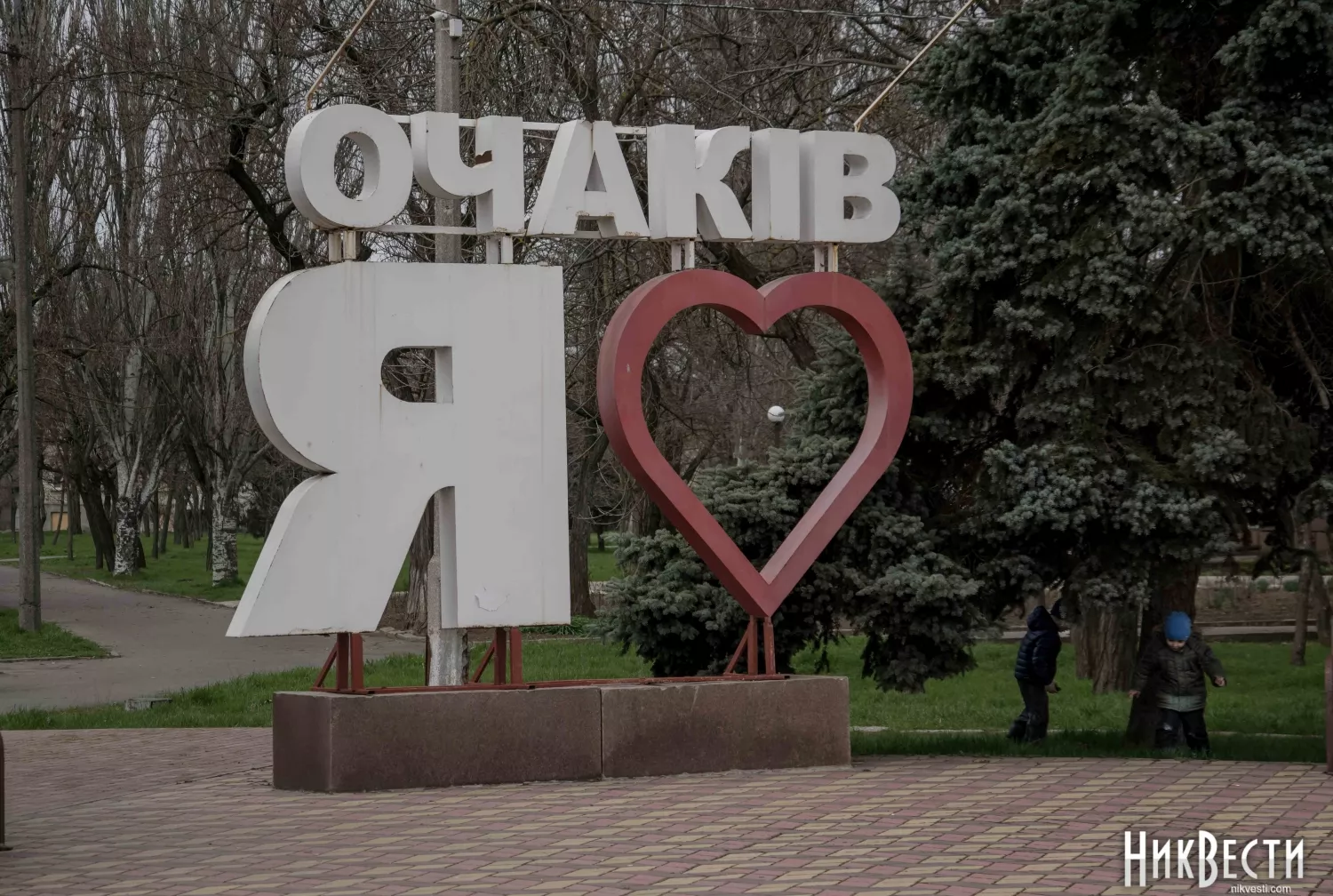 Stela «I love the Ochaks» on the central square of the city. Archive photo of «NikVesti» for illustration