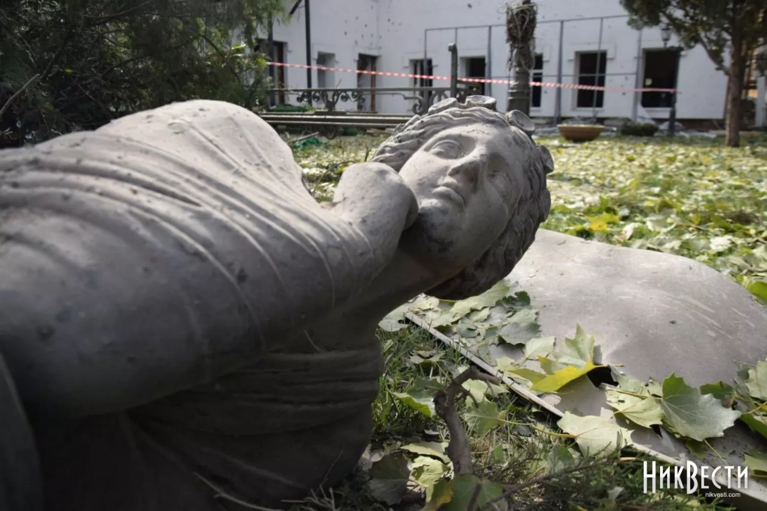 The sculpture in the drama theater, broken as a result of shelling of Mykolaiv in September 2022, photo by NikVesta