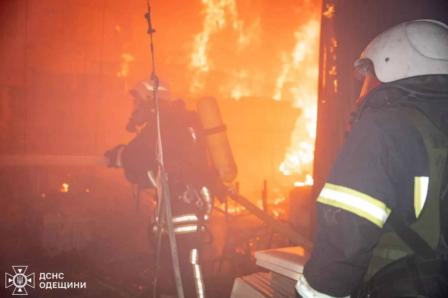 Пожежа в Одеській області внаслідок російського обстрілу, фото: ДСНС Одеської області