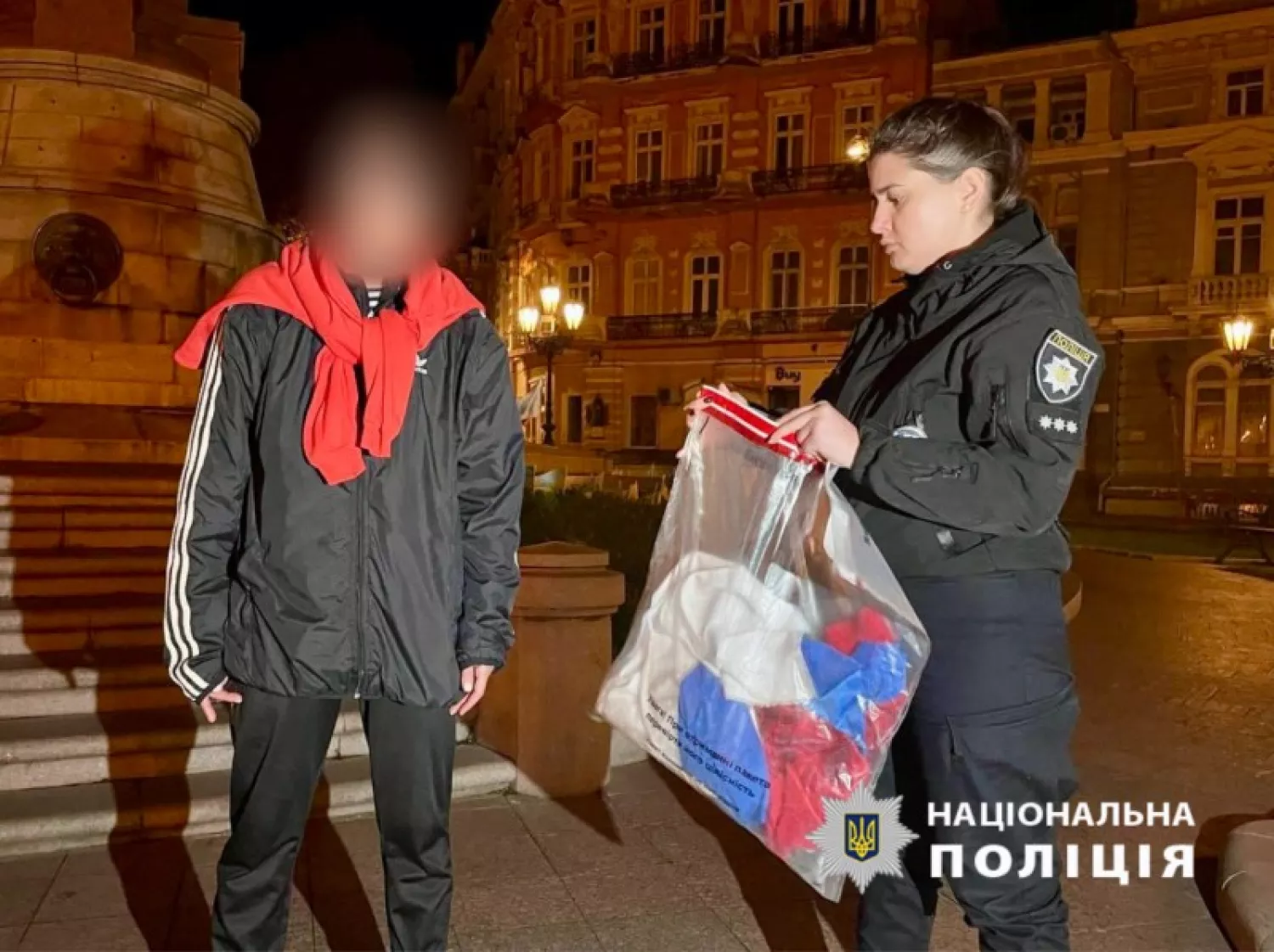 In the center of Odesa, a woman tried to hang the Russian flag, photo: National Police in Odesa region