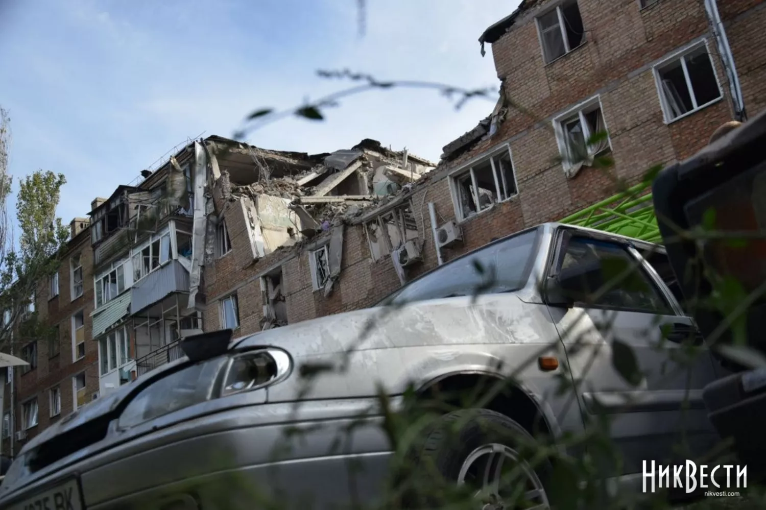 Damaged building at 43 Pogranichnaya street. Archive photo