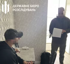 Law enforcement officers detained a military man who publicly announced that he had voluntarily left the service. Photo: DBR