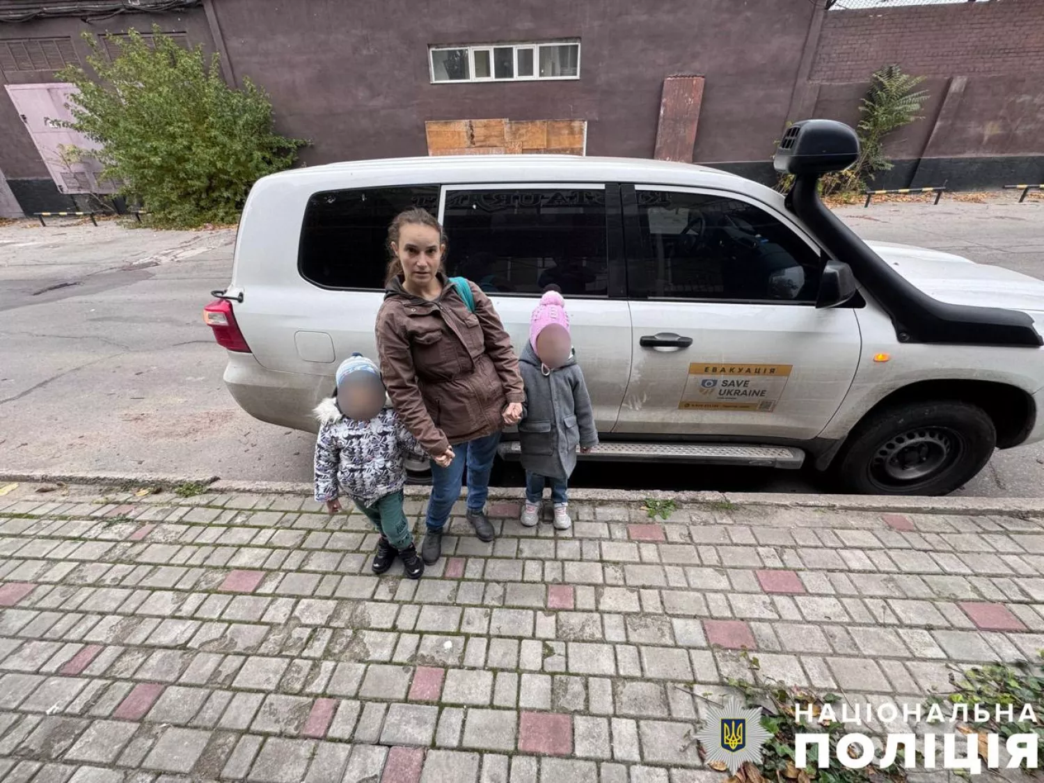 The family was evacuated from Antonivka. Photo: press service of the National Police