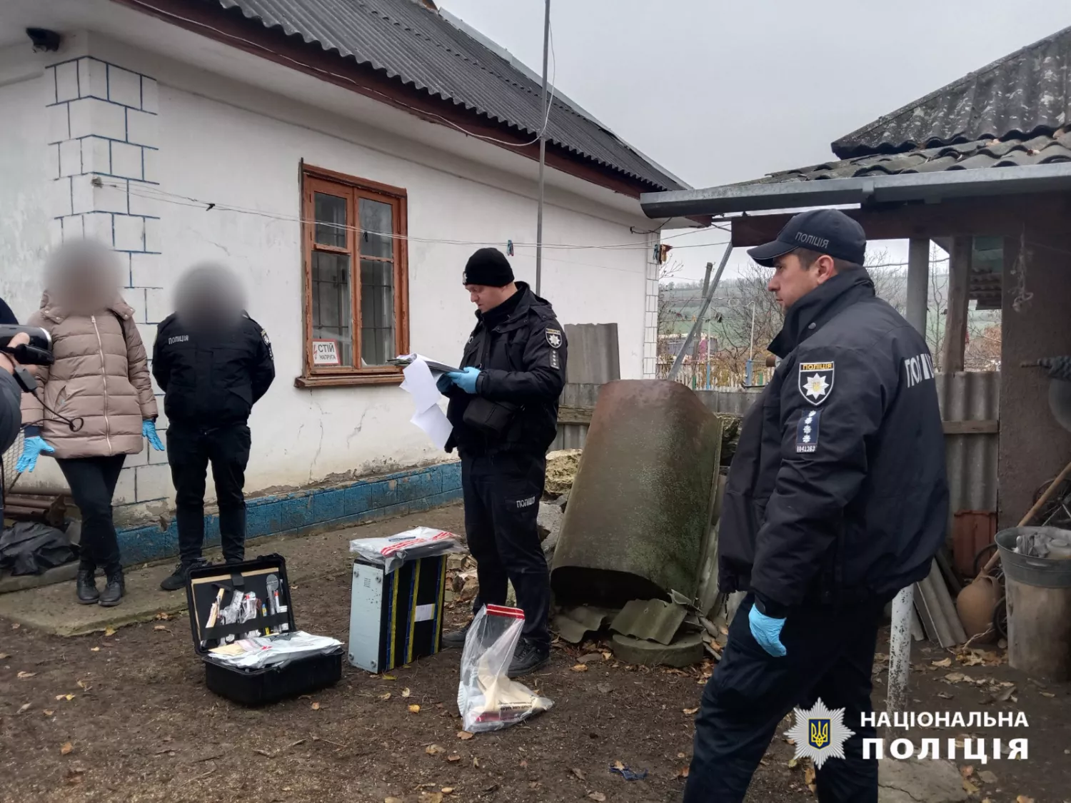 На Одещині у лісопосадці виявили понівечене та обгоріле тіло людини. Фото: Нацполіція