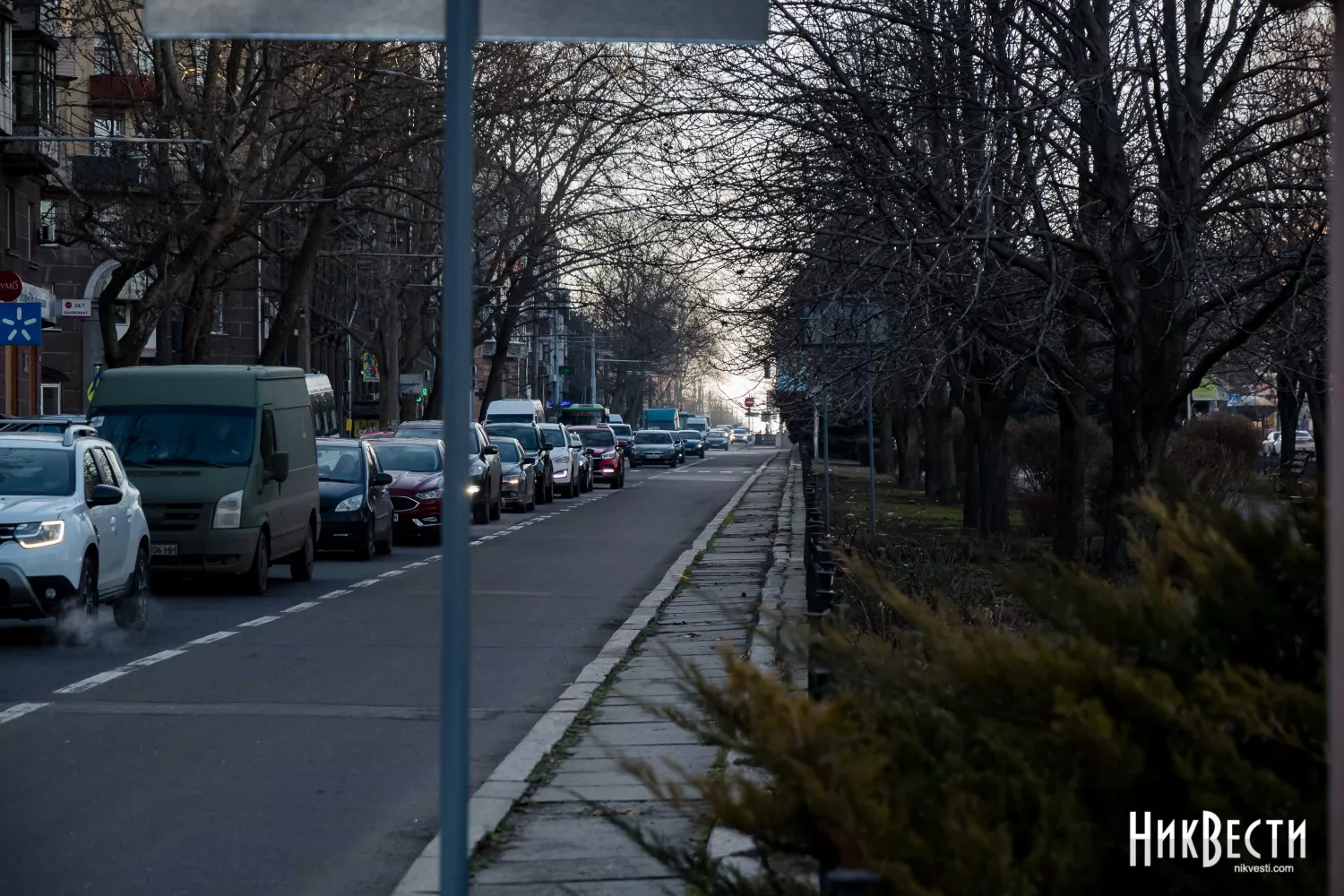 Движение транспорта вдоль Центрального проспекта. Фото «НикВести» для иллюстрации