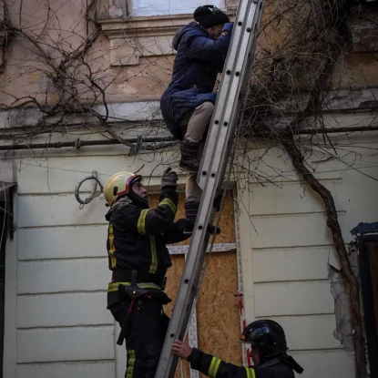 В Одессе обрушился дом, пострадавший от обстрела. Фото: ГСЧС