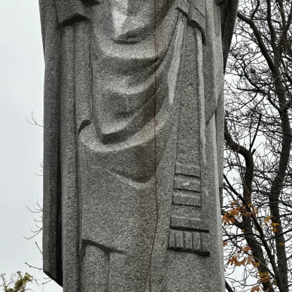 «Тріщини» на пам‘ятнику виявились брудом, фото МикВісті