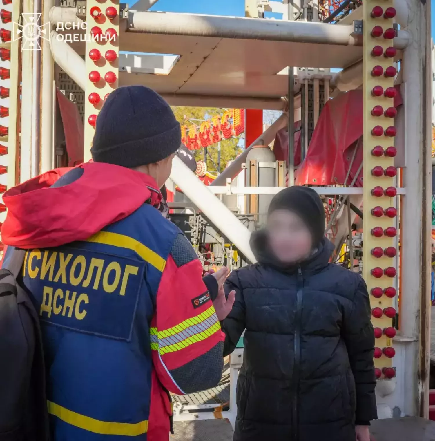 В Одесі рятувальники допомгли дітям, які застрягли на атракціоні. Фото: ДСНС