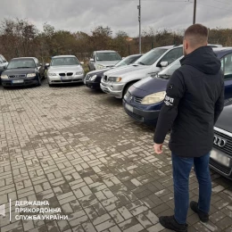 Завозили авто під виглядом гуманітарної допомоги. Фото: Держприкордонслужба