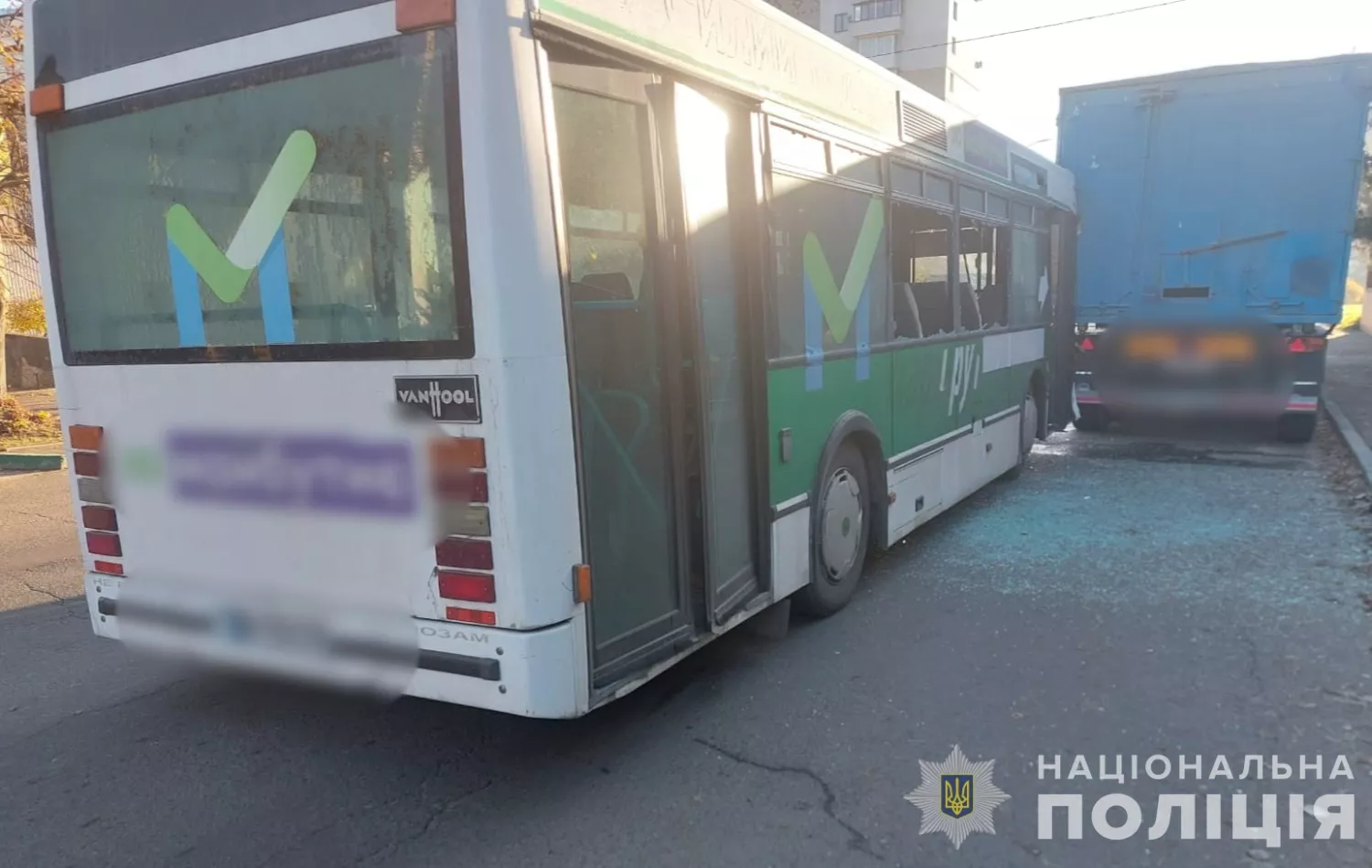 На Одещині автобус зіткнувся з вантажівкою. Фото: Нацполіція