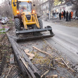 Комунальні служби продовжують розбирати завали. Фото: пресслужба Одеської міської ради