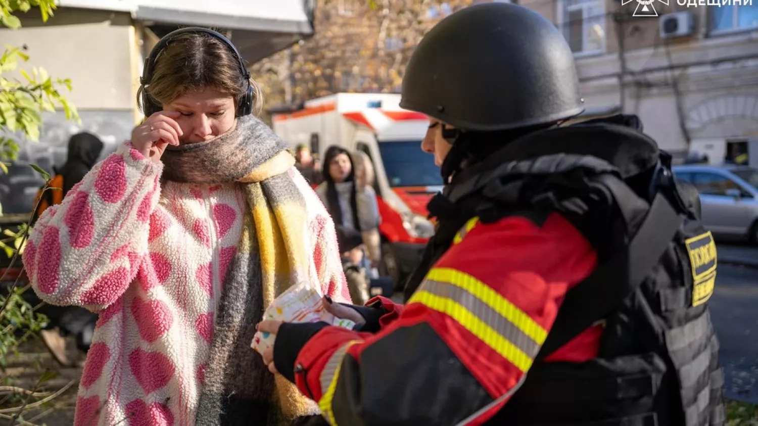 Психологи надають допомогу одеситам на місці ракетного удару РФ 25 листопада 2024 року. ДСНС Одещини/Facebook