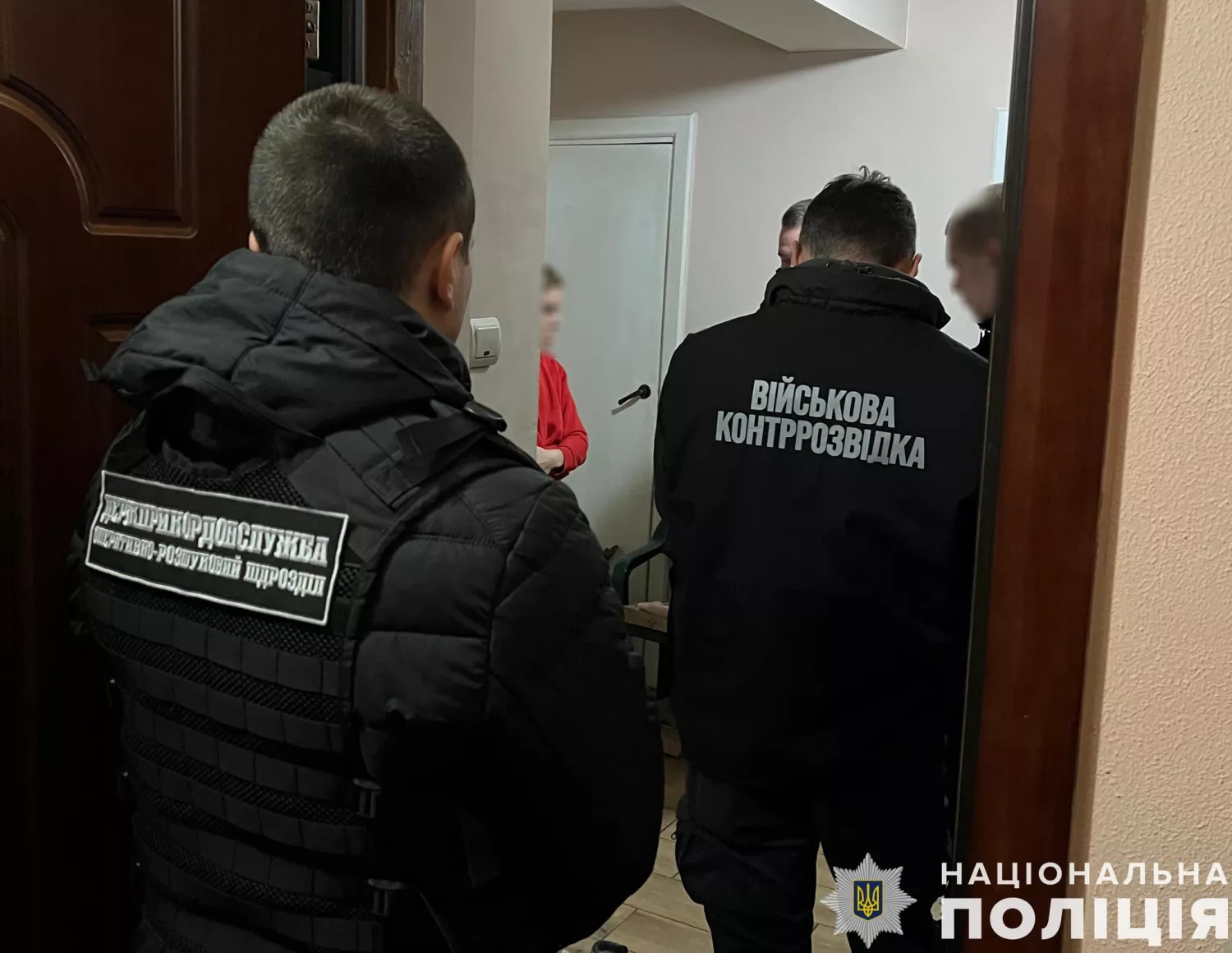 Одеситку підозрюють у підробці документів та незаконному переправленні військовозобов’язаних за кордон. Фото: пресслужба Нацполіції