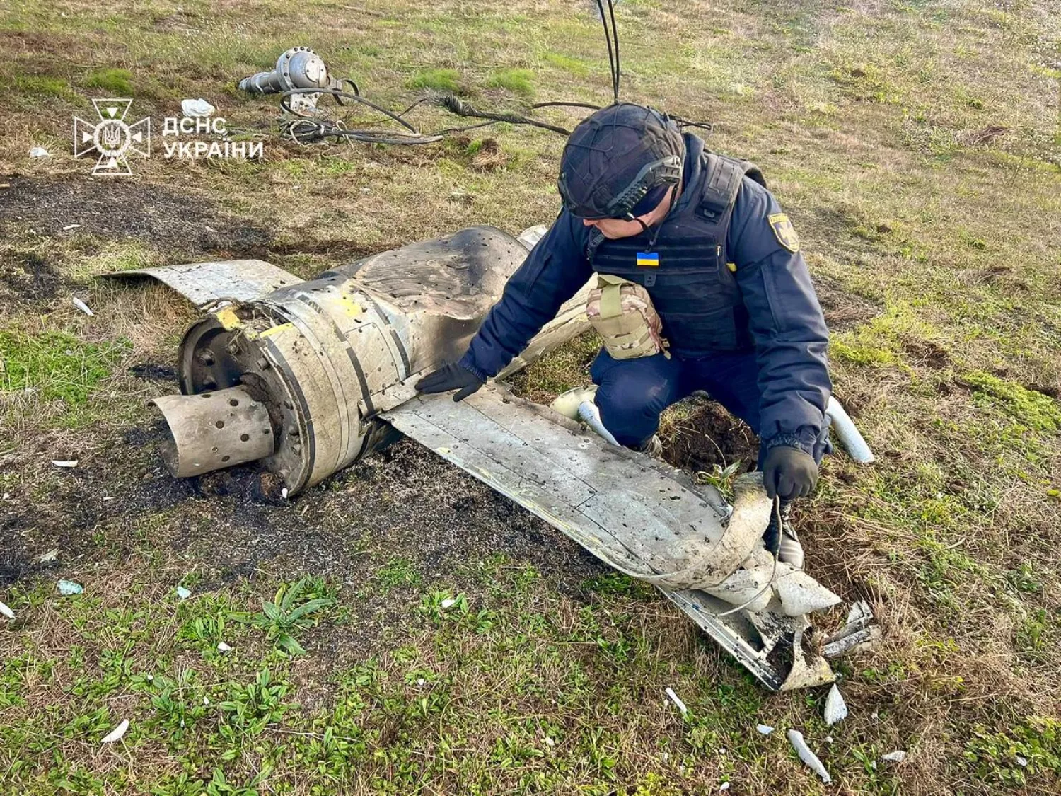 Рятувальники ліквідовують наслідки удару по всій України. Фото: пресслужба ДСНС