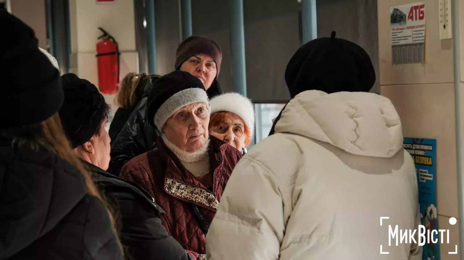 Николаевцы во время блекаута, 29 ноября, заряжают технику в супермаркетах, магазинах и почте. Фото: НикВести