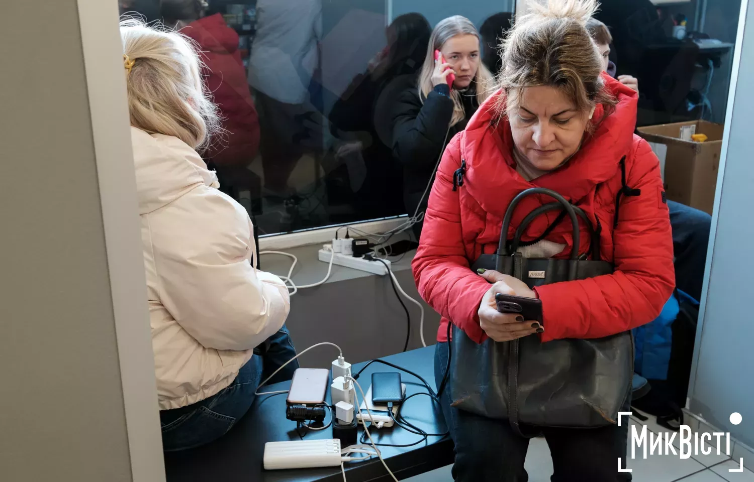 Николаевцы во время блекаута, 29 ноября, заряжают технику в супермаркетах, магазинах и почте. Фото: НикВести