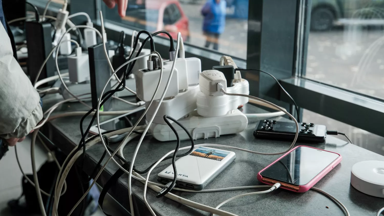 Миколаївці під час блекауту, 29 листопада, заряджають техніку в супермаркетах, магазинах та на пошті. Фото: «МикВІсті»